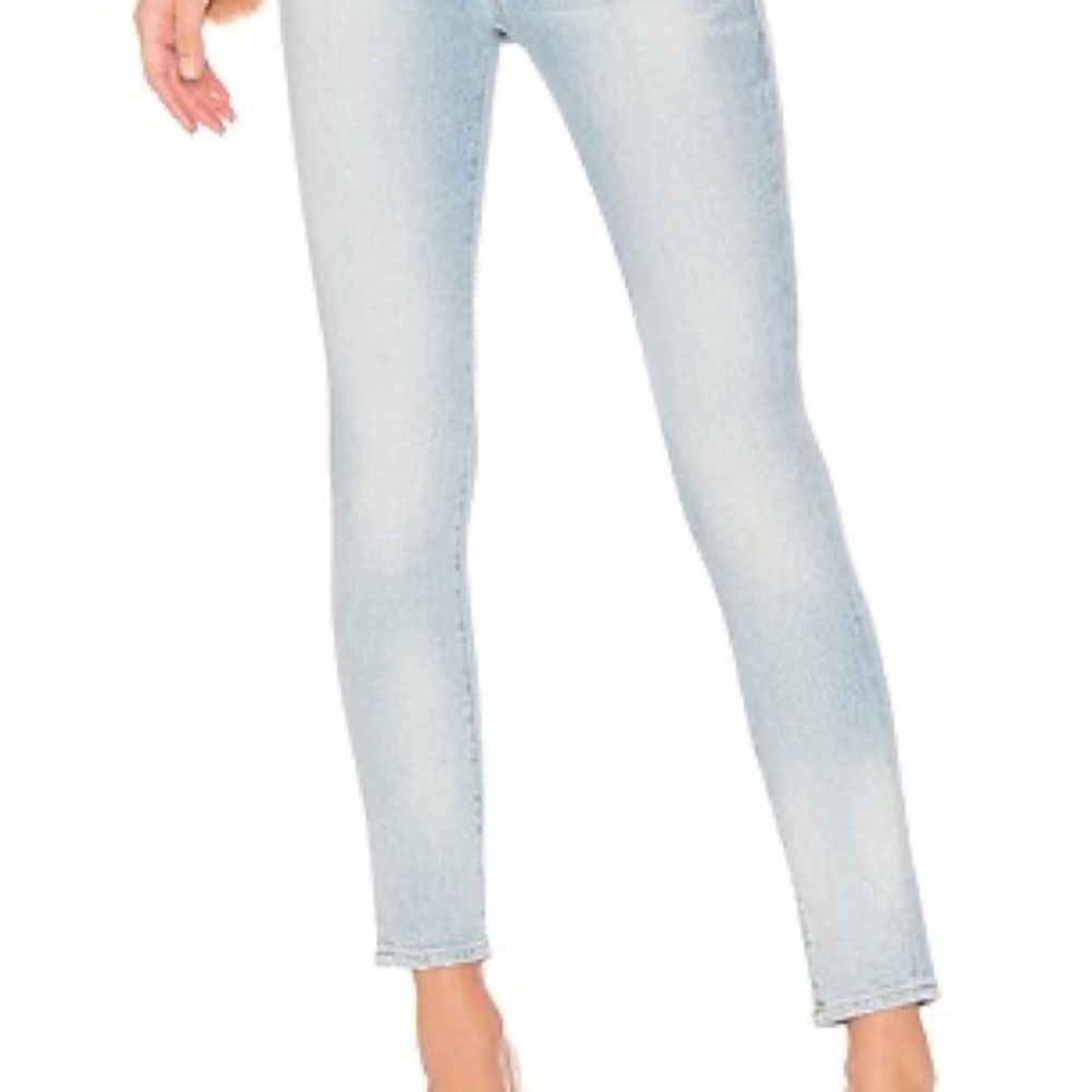 Collections
Le Skinny De Jeanne in Adeline
FRAME
Color: Adeline